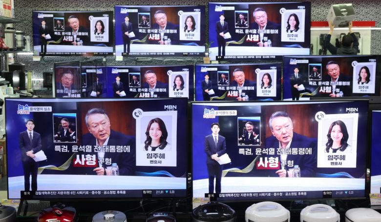 내란특검팀(특별검사 조은석)이 내란 우두머리 혐의를 받는 윤석열 전 대통령에게 법정 최고형인 사형을 구형한 이튿날인 14일 서울 용산구 전자랜드의 한 가전매장 텔레비전에 관련 뉴스가 보도되고 있다. 신태현 기자 holjjak@