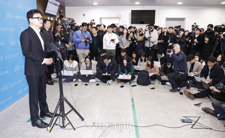 한동훈 국민의힘 전 대표가 14일 여의도 국회 소통관에서 당 윤리위원회가 본인을 제명 결정한 것과 관련해 입장을 밝힌 뒤 취재진의 질문에 답하고 있다. 조현호 기자 hyunho@