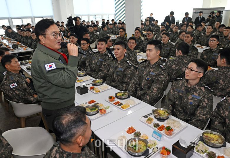 우원식 국회의장이 14일 강원도 원주시 제8전투비행단을 위문 방문해 오찬에 앞서 군장병에게 인사말을 하고 있다. 국회사진기자단