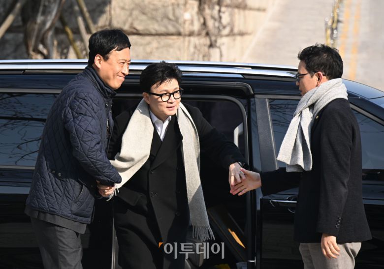 한동훈 국민의힘 전 대표가 14일 여의도 국회 소통관에서 당 윤리위원회가 본인을 제명 결정한 것과 관련해 입장을 밝히기 위해 회견장으로 향하고 있다. 조현호 기자 hyunho@