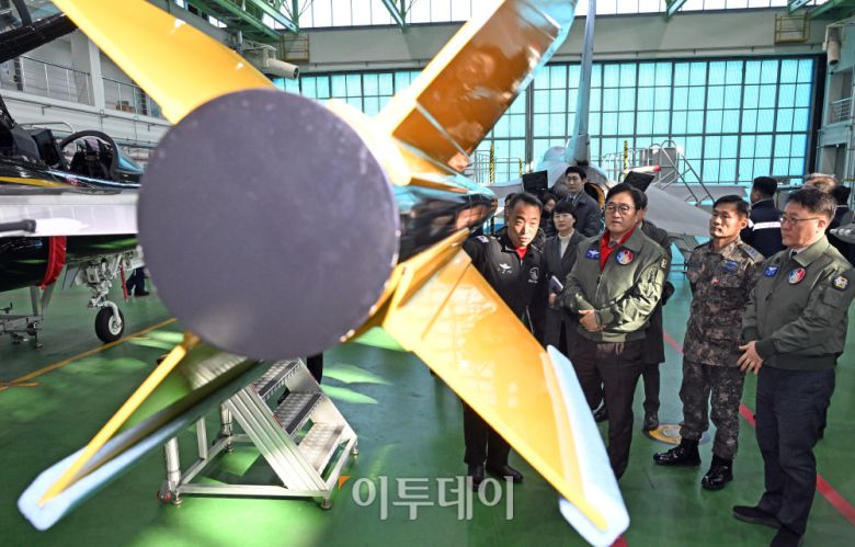 우원식 국회의장이 14일 강원도 원주시 제8전투비행단을 위문 방문, 특수비행팀 블랙이글스의 T-50B를 살펴보고 있다. 국회사진기자단