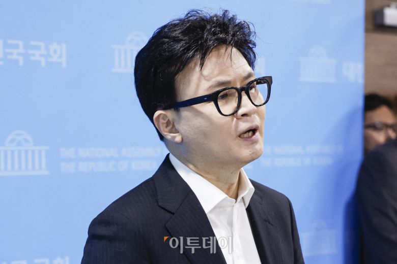 한동훈 국민의힘 전 대표가 14일 여의도 국회 소통관에서 당 윤리위원회가 본인을 제명 결정한 것과 관련해 입장을 밝힌 뒤 취재진의 질문에 답하고 있다. 조현호 기자 hyunho@