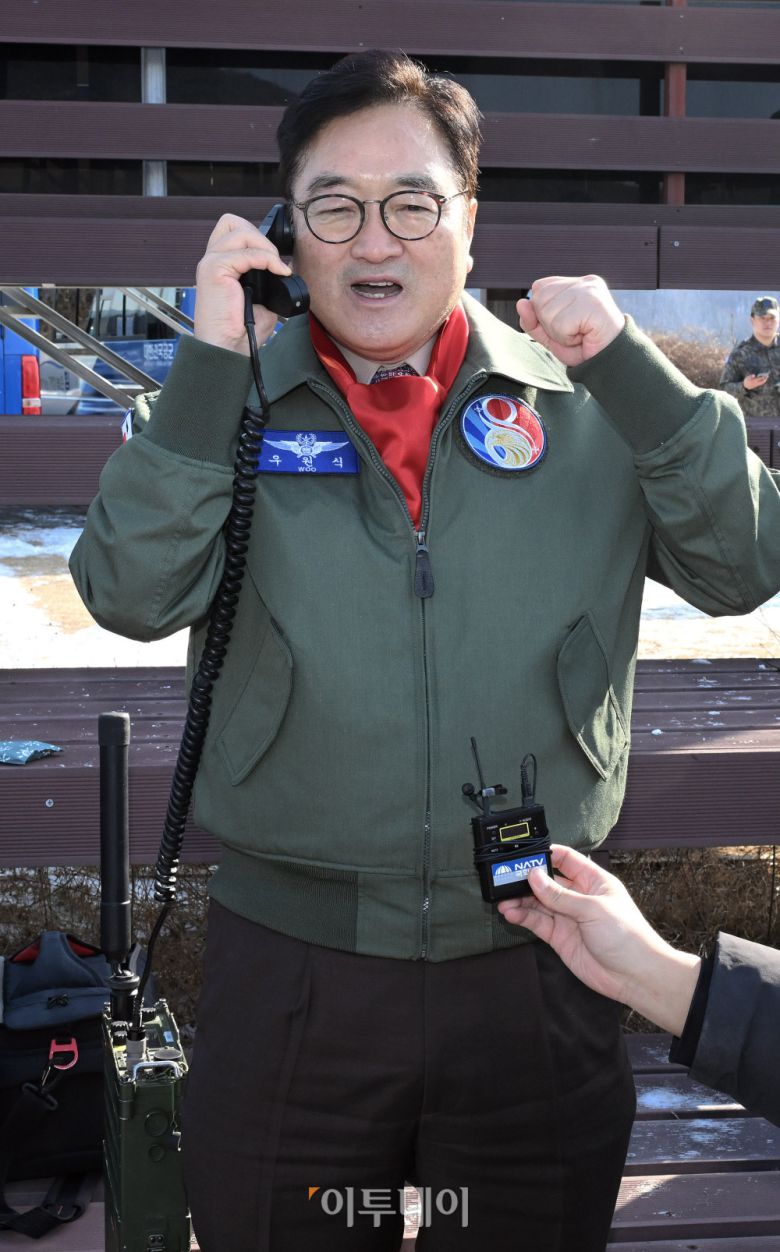 우원식 국회의장이 14일 강원도 원주시 제8전투비행단을 위문 방문, 특수비행팀 블랙이글스 비행을 본 뒤 대원들에게 격려말을 하고 있다. 국회사진기자단