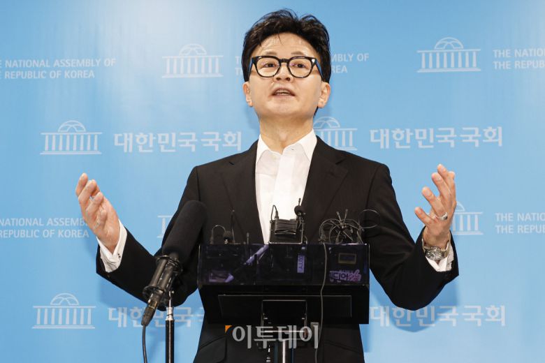 한동훈 국민의힘 전 대표가 14일 여의도 국회 소통관에서 당 윤리위원회가 본인을 제명 결정한 것과 관련해 입장을 밝힌 뒤 취재진의 질문에 답하고 있다. 조현호 기자 hyunho@
