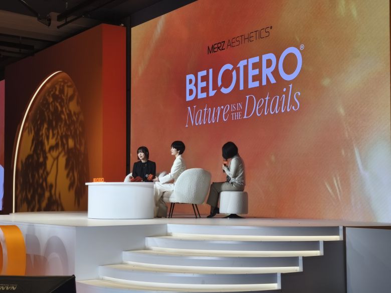 배우 송혜교(왼쪽에서 두 번째)가 벨로테로의 APAC 앰배서더로 선정됐다.