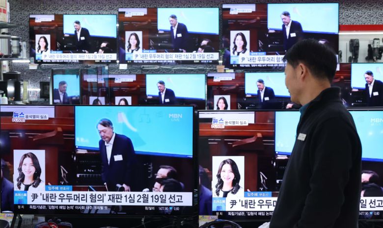 내란특검팀(특별검사 조은석)이 내란 우두머리 혐의를 받는 윤석열 전 대통령에게 법정 최고형인 사형을 구형한 이튿날인 14일 서울 용산구 전자랜드의 한 가전매장 텔레비전에 관련 뉴스가 보도되고 있다. 신태현 기자 holjjak@