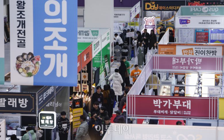 15일 서울 강남구 코엑스에서 열린 제82회 프랜차이즈창업박람회 2026에서 예비 창업자들이 부스를 살펴보고 있다. 17일까지 열리는 이번 행사는 외식, 도소매, 서비스업 등 120여개 브랜드가 참여하고 총 300여개 부스 규모로 운영된다. 조현호 기자 hyunho@