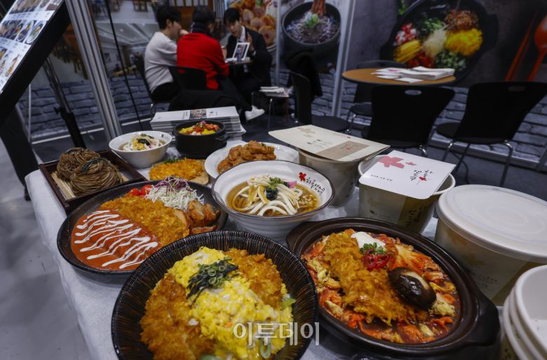 15일 서울 강남구 코엑스에서 열린 제82회 프랜차이즈창업박람회 2026에서 예비 창업자들이 창업 상담을 받고 있다. 17일까지 열리는 이번 행사는 외식, 도소매, 서비스업 등 120여개 브랜드가 참여하고 총 300여개 부스 규모로 운영된다. 조현호 기자 hyunho@