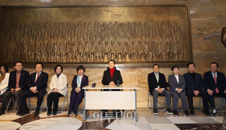 장동혁 국민의힘 대표가 15일 서울 여의도 국회 로텐더홀 제헌국회의원상 앞에서 통일교 게이트·공천 헌금 의혹 등 이른바 '쌍특검법' 수용을 촉구하며 단식 농성에 돌입하고 있다. 고이란 기자 photoeran@