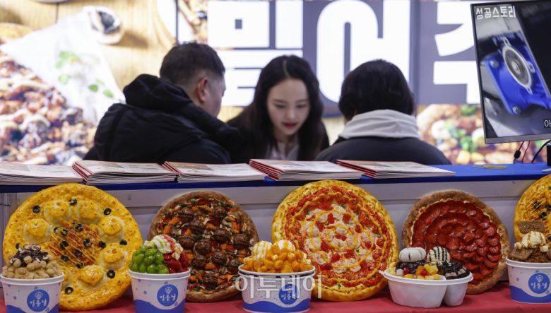 15일 서울 강남구 코엑스에서 열린 제82회 프랜차이즈창업박람회 2026에서 예비 창업자들이 창업 상담을 받고 있다. 17일까지 열리는 이번 행사는 외식, 도소매, 서비스업 등 120여개 브랜드가 참여하고 총 300여개 부스 규모로 운영된다. 조현호 기자 hyunho@