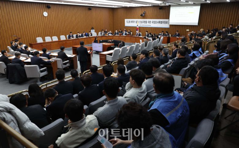 이진철 국토교통부 부산지방항공청장이 15일 서울 여의도 국회에서 열린 ‘12.29 여객기 참사 진상규명을 위한 국정조사특별위원회’ 전체회의에서 의원 질의에 답하고 있다. 이날 여야 의원들은 서울 콘크리트 둔덕이 최초에 누구의 지시로 어떤 이유에서 설치됐는지 집중 추궁했으나, 이 청장은 “부적절했다고 생각한다”면서도 지시자와 설치 사유를 특정할 정확한 기록을 찾지 못했다고 답변했다. 고이란 기자 photoeran@