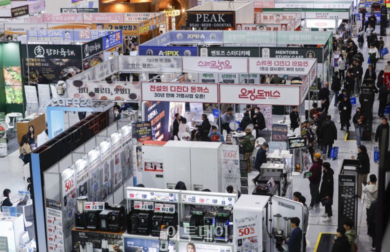 15일 서울 강남구 코엑스에서 열린 제82회 프랜차이즈창업박람회 2026에서 예비 창업자들이 부스를 살펴보고 있다. 17일까지 열리는 이번 행사는 외식, 도소매, 서비스업 등 120여개 브랜드가 참여하고 총 300여개 부스 규모로 운영된다. 조현호 기자 hyunho@