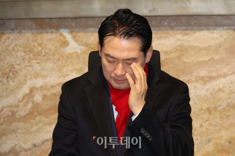 장동혁 국민의힘 대표가 15일 서울 여의도 국회 로텐더홀 제헌국회의원상 앞에서 통일교 게이트·공천 헌금 의혹 등 이른바 '쌍특검법' 수용을 촉구하며 단식 농성에 돌입하고 있다. 고이란 기자 photoeran@