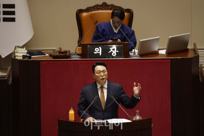 15일 서울 여의도 국회 본회의에서 윤석열·김건희에 의한 내란·외환 및 국정농단 행위의 진상규명을 위한 특별검사 임명 등에 관한 법률안과 관련해 천하람 개혁신당 원내대표가 무제한토론(필리버스터)을 하고 있다. 고이란 기자 photoeran@