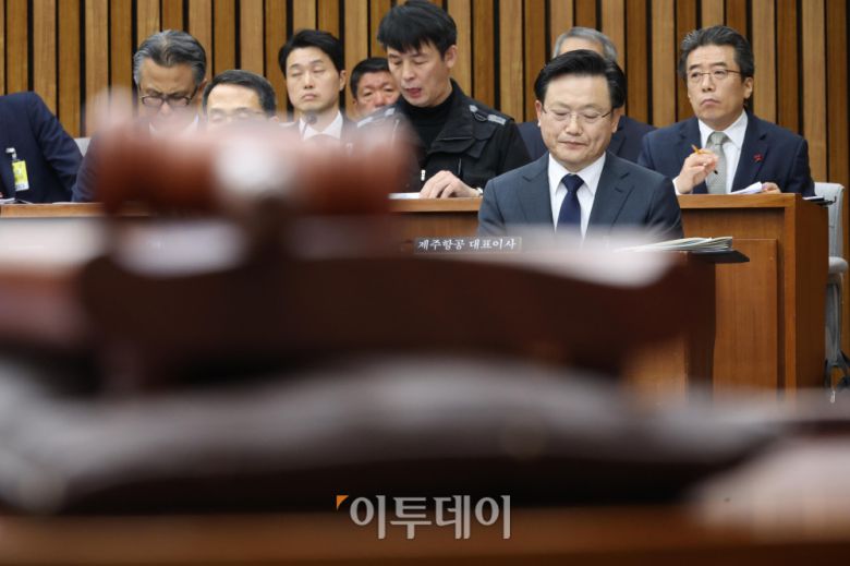 김이배 제주항공 대표가 15일 서울 여의도 국회에서 열린 12.29 여객기 참사 진상규명을 위한 국정조사특별위원회 전체회의에 참석하고 있다. 고이란 기자 photoeran@