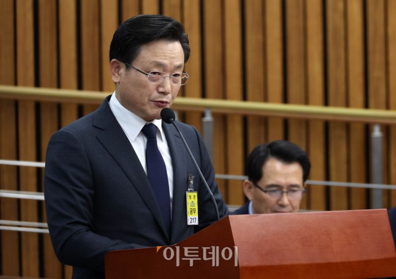 김이배 제주항공 대표가 15일 서울 여의도 국회에서 열린 12.29 여객기 참사 진상규명을 위한 국정조사특별위원회 전체회의에서 관련 보고를 하고 있다. 고이란 기자 photoeran@