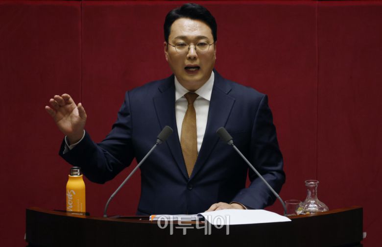 15일 서울 여의도 국회 본회의에서 윤석열·김건희에 의한 내란·외환 및 국정농단 행위의 진상규명을 위한 특별검사 임명 등에 관한 법률안과 관련해 천하람 개혁신당 원내대표가 무제한토론(필리버스터)을 하고 있다. 고이란 기자 photoeran@