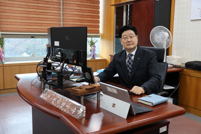 경기테크노파크 정진수 원장이 15일 취임 1주년을 맞아 사무실에서 포즈를 취하고 있다.