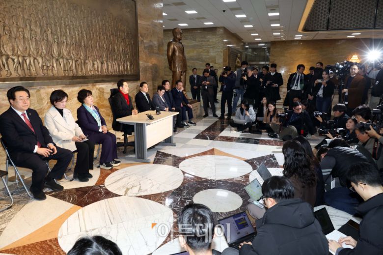 장동혁 국민의힘 대표가 15일 서울 여의도 국회 로텐더홀 제헌국회의원상 앞에서 통일교 게이트·공천 헌금 의혹 등 이른바 '쌍특검법' 수용을 촉구하며 단식 농성에 돌입하고 있다. 고이란 기자 photoeran@