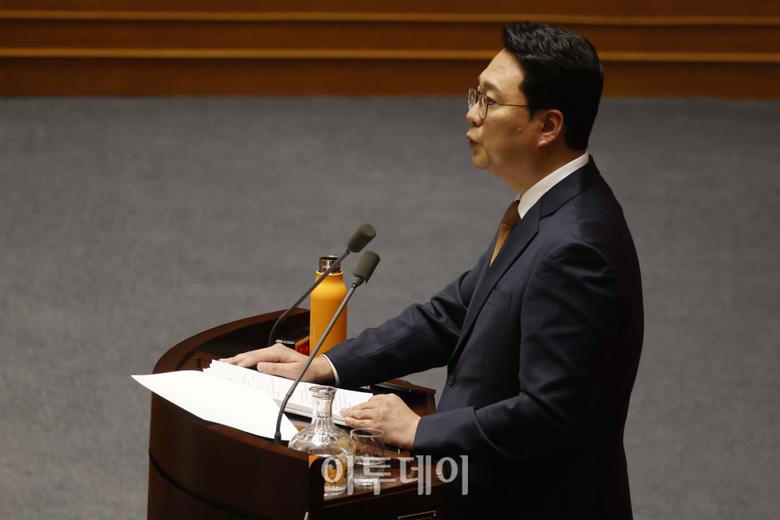 15일 서울 여의도 국회 본회의에서 윤석열·김건희에 의한 내란·외환 및 국정농단 행위의 진상규명을 위한 특별검사 임명 등에 관한 법률안과 관련해 천하람 개혁신당 원내대표가 무제한토론(필리버스터)을 하고 있다. 고이란 기자 photoeran@