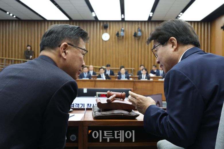 15일 서울 여의도 국회에서 열린 12.29 여객기 참사 진상규명을 위한 국정조사특별위원회 전체회의에서 이양수(왼쪽) 위원장과 야당 간사인 염태영 더불어민주당 의원이 대화를 하고 있다. 고이란 기자 photoeran@