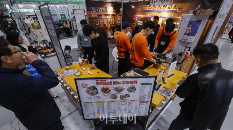 15일 서울 강남구 코엑스에서 열린 제82회 프랜차이즈창업박람회 2026에서 예비 창업자들이 부스를 살펴보고 있다. 17일까지 열리는 이번 행사는 외식, 도소매, 서비스업 등 120여개 브랜드가 참여하고 총 300여개 부스 규모로 운영된다. 조현호 기자 hyunho@