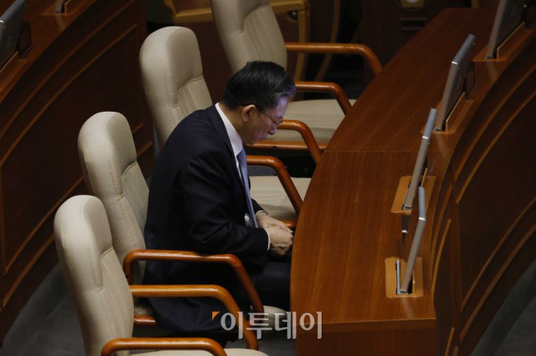 정성호 법무부 장관이 15일 서울 여의도 국회 본회의에서 윤석열·김건희에 의한 내란·외환 및 국정농단 행위의 진상규명을 위한 특별검사 임명 등에 관한 법률안과 관련해 천하람 개혁신당 원내대표가 무제한토론(필리버스터) 하는 것을 듣고 있다. 고이란 기자 photoeran@