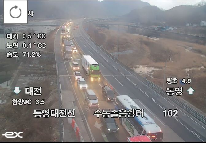 [속보] 통영대전선 대전방향 수동졸음쉼터 인근 화물차 화재…전면 차단