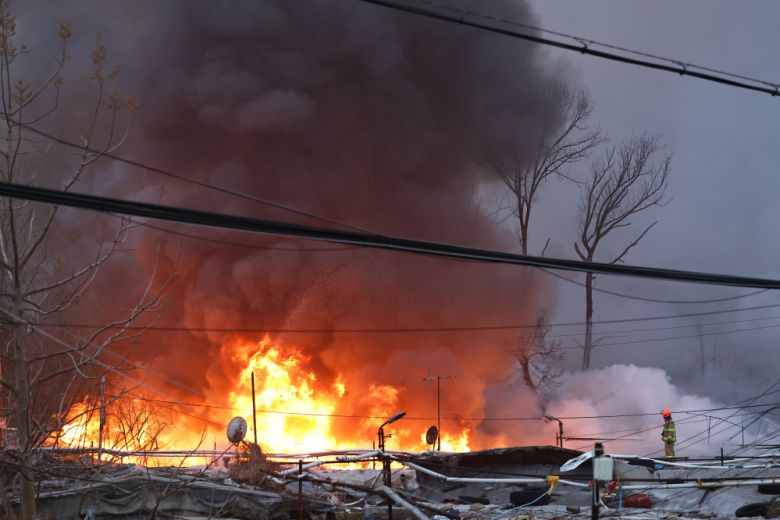 16일  화재가 발생한 서울 개포동 구룡마을에서 소방대원들이 진화작업을 하고 있다. 서울 관악구와 서초구·동작구·금천구·경기 과천시에도 연기 유입…안전재난문자 발송
