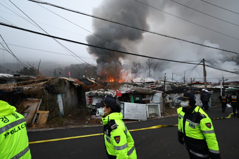 강남 구룡마을 화재…25가구 이재민·양재대로 일부 통제 [종합], 강남 ‘마지막 판자촌’ 구룡마을 화재…양재대로 구룡터널 인근 하위 차로 통제, 서울 관악구와 서초구·동작구·경기 과천시에도 연기 유입…안전재난문자 발송