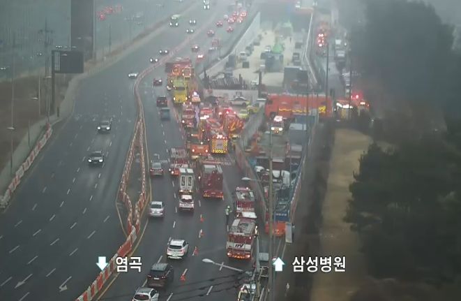 4지구서 시작된 불, 5지구로 확산…대피 47명·양재대로 통제, 안개로 헬기 투입 지연…지상 진화 작업 총력, 서울 관악구와 서초구·동작구·금천구·경기 과천시에도 연기 유입…안전재난문자 발송