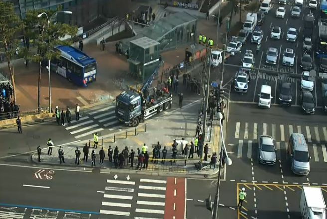 서대문역사거리 버스 인도 돌진 사고…13명 부상·2명 중상, 통일로 경찰청앞→서대문역 통제…새문안로 진입 차단