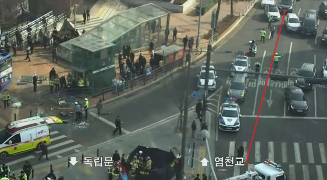 서대문역사거리 버스 돌진 사고…통일로 일부 통제