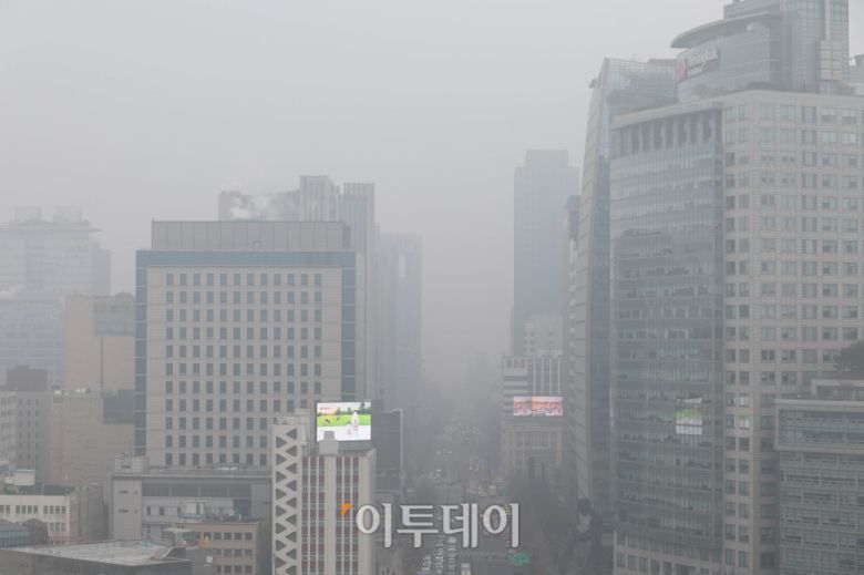 16일 서울 종로구 도심이 스모그와 황사가 겹치며 뿌옇게 흐린 모습을 보이고 있다. 기상청에 따르면 예년보다 온화한 날씨로 대기가 정체되면서 오염물질이 축적돼 강원영동을 제외한 전국에 ‘나쁨’ 수준의 고농도 미세먼지가 내일까지 이어질 전망이다. 고이란 기자 photoeran@