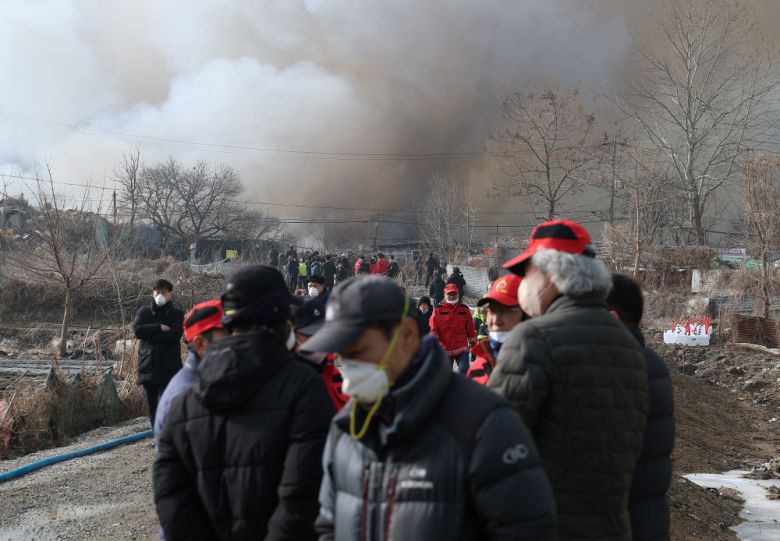 16일 서울 강남구 개포동 구룡마을에서 한 주민이 화재 현장을 살피고 있다.
