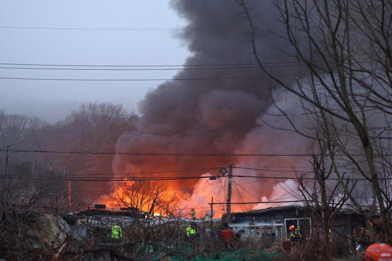 16일  화재가 발생한 서울 개포동 구룡마을에 불길이 보이고 있다.