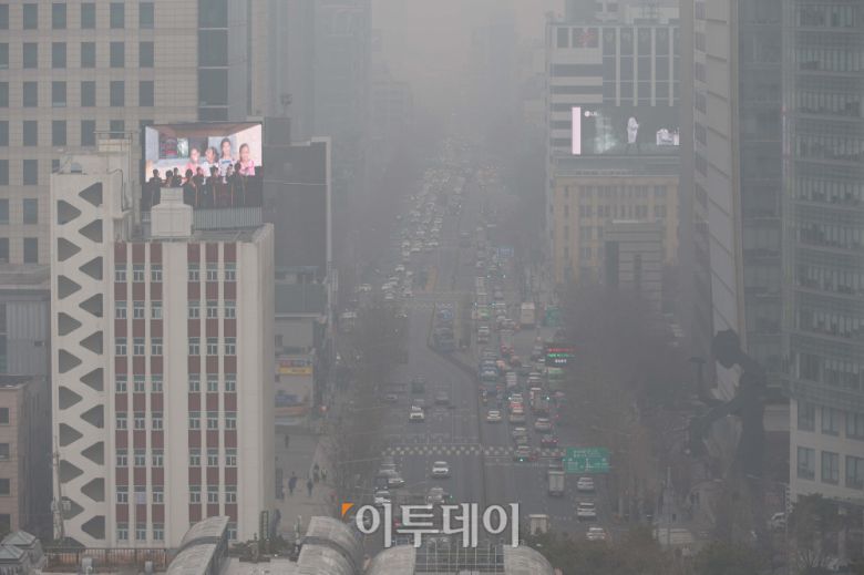 16일 서울 종로구 도심이 스모그와 황사가 겹치며 뿌옇게 흐린 모습을 보이고 있다. 기상청에 따르면 예년보다 온화한 날씨로 대기가 정체되면서 오염물질이 축적돼 강원영동을 제외한 전국에 ‘나쁨’ 수준의 고농도 미세먼지가 내일까지 이어질 전망이다. 고이란 기자 photoeran@