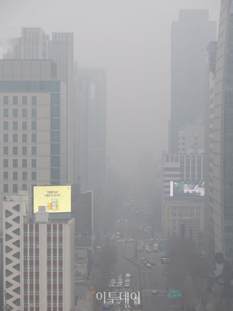 16일 서울 종로구 도심이 스모그와 황사가 겹치며 뿌옇게 흐린 모습을 보이고 있다. 기상청에 따르면 예년보다 온화한 날씨로 대기가 정체되면서 오염물질이 축적돼 강원영동을 제외한 전국에 ‘나쁨’ 수준의 고농도 미세먼지가 내일까지 이어질 전망이다. 고이란 기자 photoeran@