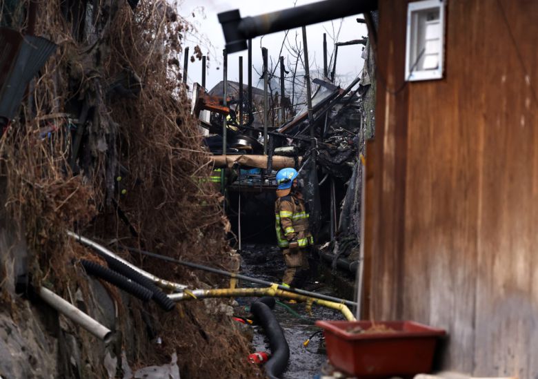 16일 화재가 발생한 서울 개포동 구룡마을에서 소방대원이 현장을 확인하고 있다.