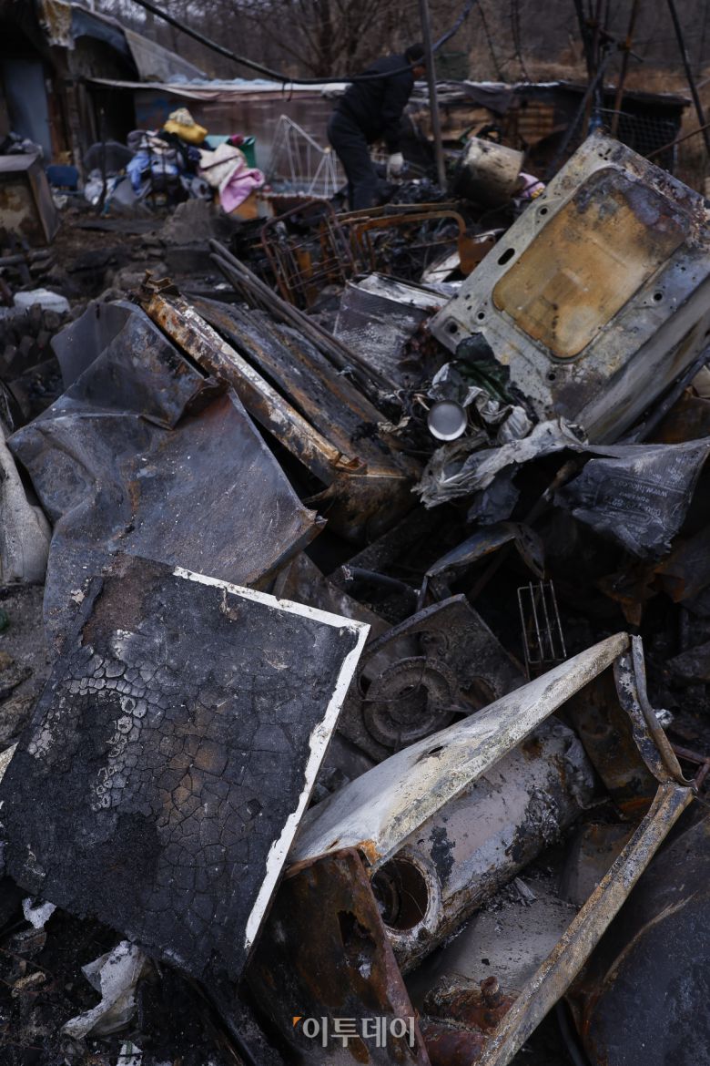 18일 서울 강남구 개포동 구룡마을 화재 현장에서 한 주민이 불에 탄 잔해 속 물품을 정리하고 있다. 16일 오전 5시쯤 구룡마을 4지구에서 발생한 화재로 소방당국은 대응 2단계를 발령해 6시간 30여 분만에 불을 진화했다. 이 과정에서 소방 343명과 경찰 560명 등 인력 1258명과 장비 106대가 투입됐다. 인명 피해는 없었으나 165세대 258명이 대피했고, 이 중 129세대 181명이 이재민이 됐다. 관계 당국은 19일 합동 감식에 나설 예정이다. 조현호 기자 hyunho@