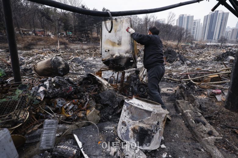 18일 서울 강남구 개포동 구룡마을 화재 현장에서 한 주민이 불에 탄 잔해 속 물품을 정리하고 있다. 16일 오전 5시쯤 구룡마을 4지구에서 발생한 화재로 소방당국은 대응 2단계를 발령해 6시간 30여 분만에 불을 진화했다. 이 과정에서 소방 343명과 경찰 560명 등 인력 1258명과 장비 106대가 투입됐다. 인명 피해는 없었으나 165세대 258명이 대피했고, 이 중 129세대 181명이 이재민이 됐다. 관계 당국은 19일 합동 감식에 나설 예정이다. 조현호 기자 hyunho@