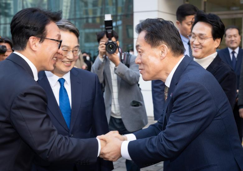 이재준 수원특례시장(오른쪽)과 김민석 국무총리가 16일 수원컨벤션센터에서 만나 악수를 나누고 있다. 이 시장은 이날 수원이 국가 전략의 한 축으로 대한민국의 성장과 도약에 함께하겠다는 의지를 김 총리에게 전달했다.