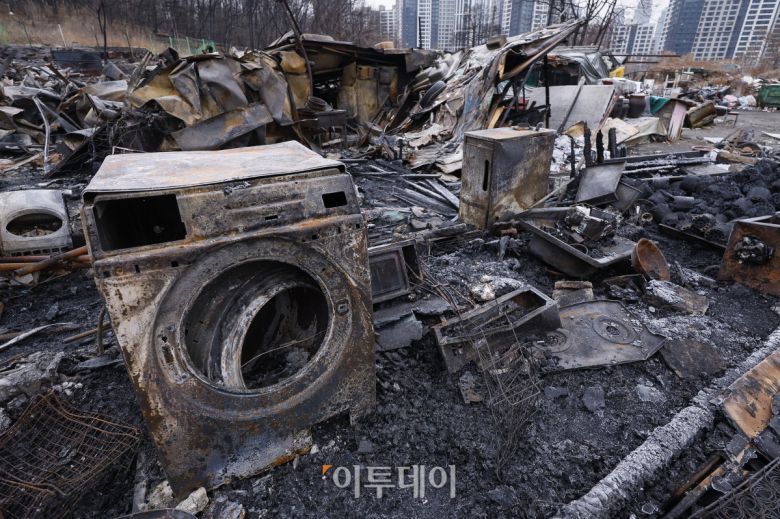 18일 서울 강남구 개포동 구룡마을이 대형 화재로 전소돼 있다. 지난 16일 오전 5시쯤 구룡마을 4지구에서 발생한 화재로 소방당국은 대응 2단계를 발령해 6시간 30여 분만에 불을 진화했다. 이 과정에서 소방 343명과 경찰 560명 등 인력 1258명과 장비 106대가 투입됐다. 인명 피해는 없었으나 165세대 258명이 대피했고, 이 중 129세대에서 181명이 이재민이 발생했다. 관계 당국은 19일 합동 감식에 나설 예정이다. 조현호 기자 hyunho@