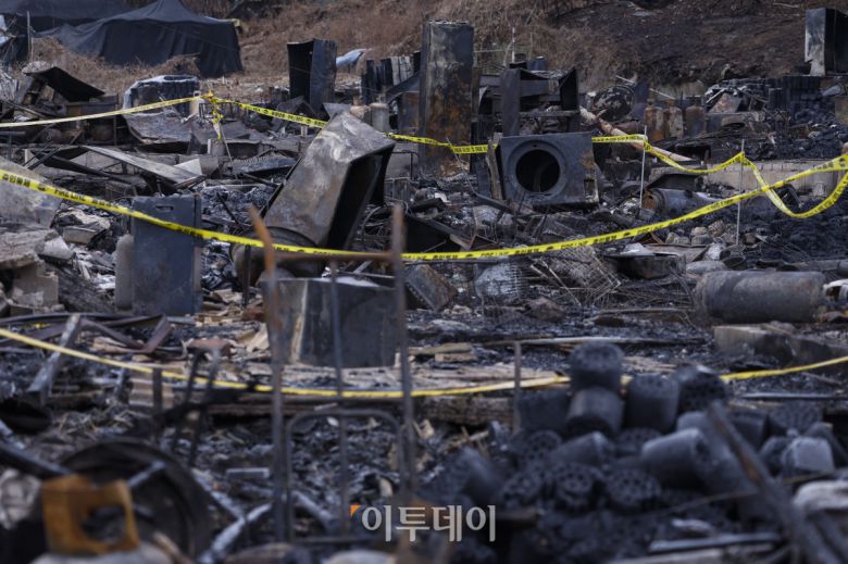 18일 서울 강남구 개포동 구룡마을이 대형 화재로 전소돼 있다. 지난 16일 오전 5시쯤 구룡마을 4지구에서 발생한 화재로 소방당국은 대응 2단계를 발령해 6시간 30여 분만에 불을 진화했다. 이 과정에서 소방 343명과 경찰 560명 등 인력 1258명과 장비 106대가 투입됐다. 인명 피해는 없었으나 165세대 258명이 대피했고, 이 중 129세대에서 181명이 이재민이 발생했다. 관계 당국은 19일 합동 감식에 나설 예정이다. 조현호 기자 hyunho@