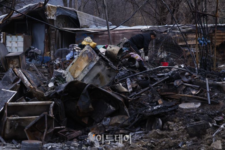 18일 서울 강남구 개포동 구룡마을 화재 현장에서 한 주민이 불에 탄 잔해 속 물품을 정리하고 있다. 16일 오전 5시쯤 구룡마을 4지구에서 발생한 화재로 소방당국은 대응 2단계를 발령해 6시간 30여 분만에 불을 진화했다. 이 과정에서 소방 343명과 경찰 560명 등 인력 1258명과 장비 106대가 투입됐다. 인명 피해는 없었으나 165세대 258명이 대피했고, 이 중 129세대 181명이 이재민이 됐다. 관계 당국은 19일 합동 감식에 나설 예정이다. 조현호 기자 hyunho@