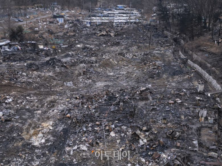 18일 서울 강남구 개포동 구룡마을이 대형 화재로 전소돼 있다. 지난 16일 오전 5시쯤 구룡마을 4지구에서 발생한 화재로 소방당국은 대응 2단계를 발령해 6시간 30여 분만에 불을 진화했다. 이 과정에서 소방 343명과 경찰 560명 등 인력 1258명과 장비 106대가 투입됐다. 인명 피해는 없었으나 165세대 258명이 대피했고, 이 중 129세대에서 181명이 이재민이 발생했다. 관계 당국은 19일 합동 감식에 나설 예정이다. 조현호 기자 hyunho@