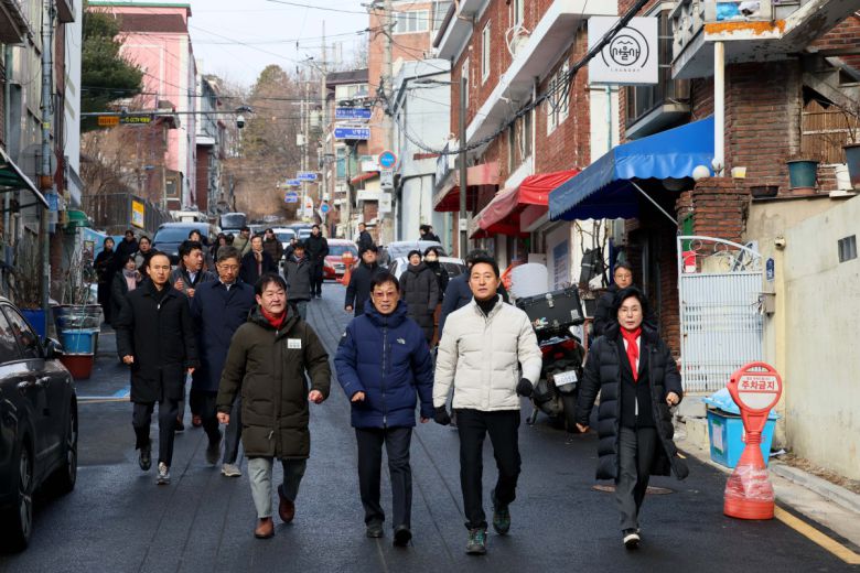 오세훈 서울시장이 19일 서울 관악구 신림7재개발 구역을 찾아 노후 주거환경을 점검하고 있다. 신태현 기자 holjjak@