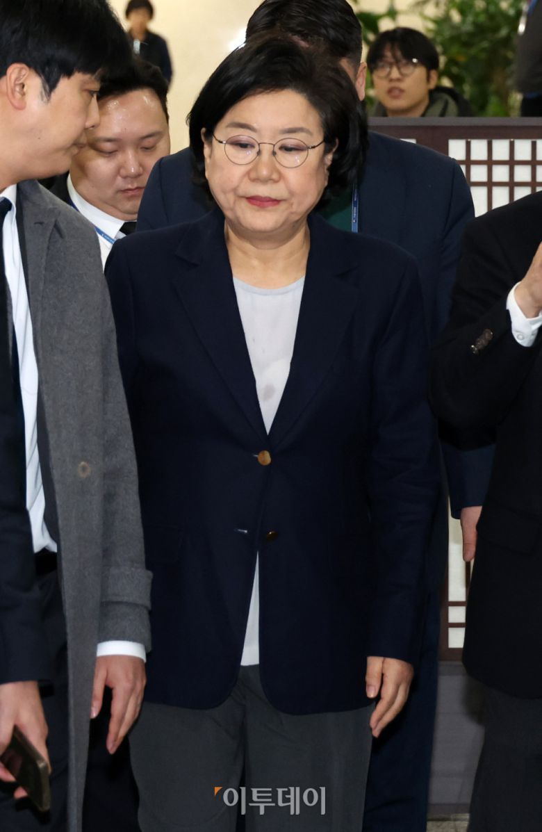 이혜훈 기획예산처 장관 후보자가 19일 서울 여의도 국회에서 인사청문회 관련 입장을 밝히기 위해 이동하고 있다. 고이란 기자 photoeran@