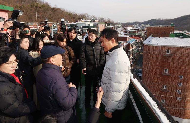 오세훈 서울시장이 19일 서울 관악구 신림7재개발 구역을 찾아 노후 주거환경을 점검하고 있다. 신태현 기자 holjjak@
