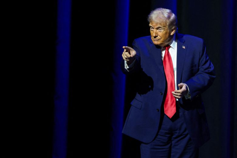도널드 트럼프 미국 대통령이 13일(현지시간) 디트로이트 경제 클럽에서 손짓을 하고 있다.